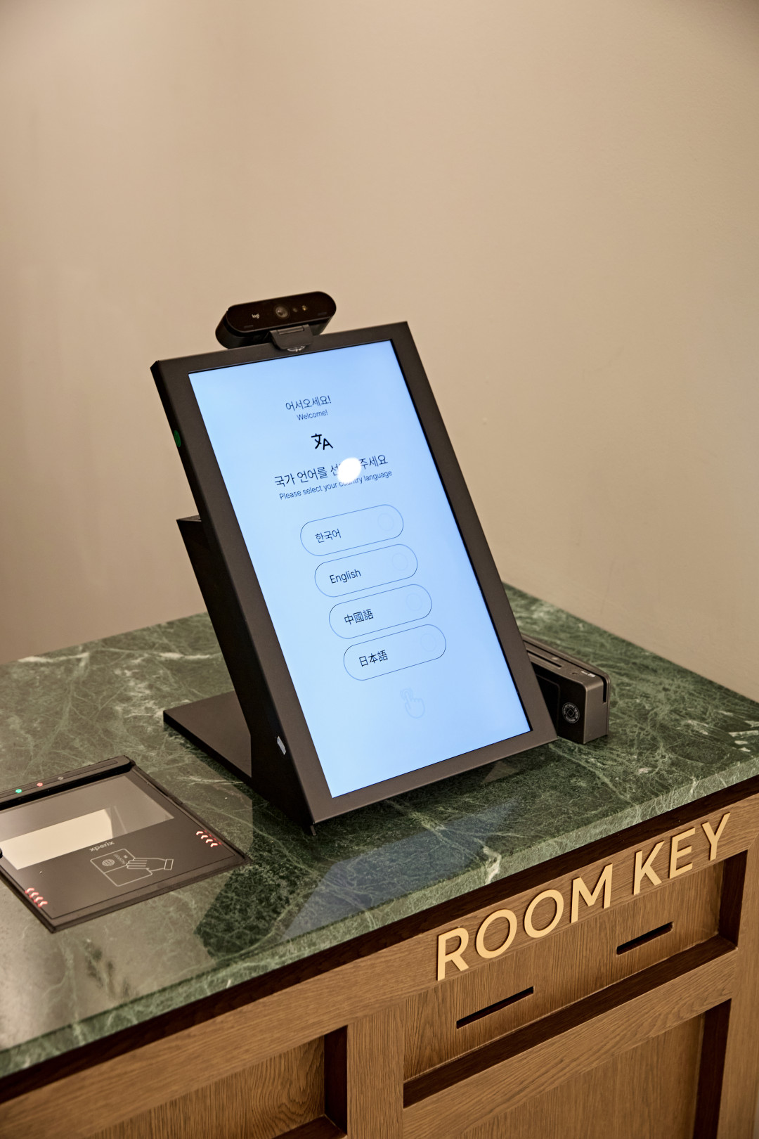 Self Check-in / Out Kiosk 이미지